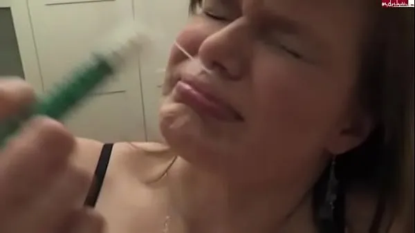 Friss Girl injects cum up her nose with syringe [no sound a csövem