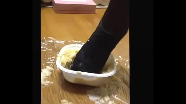 Tüpümün fetish】Bowl of rice topped with chicken and eggs crush Heels taze