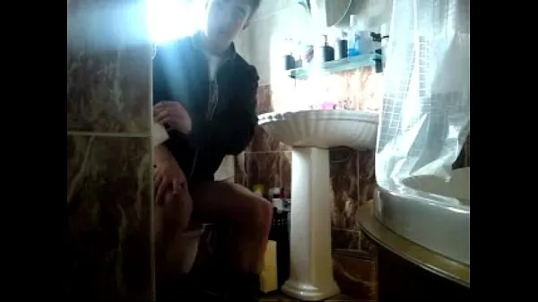 Färsk Turner taking a poo min tub