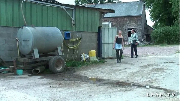 Frisk French mature gets her ass fucked hard by grandpa and his farm friends mit rør
