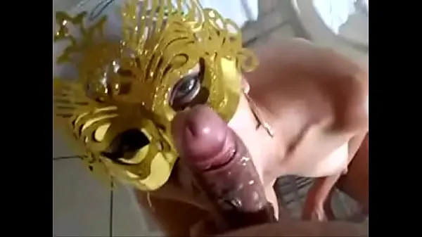 Friss chupando com mascara de carnaval a csövem