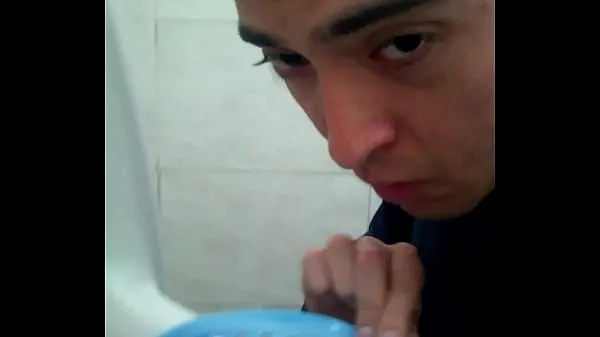 Fresco Faggot licking urinal mi tubo