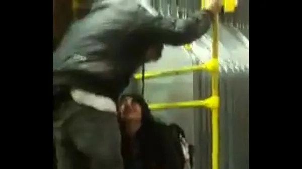 Frisk Woman urinates in bogota's transmilenio bus mit rør