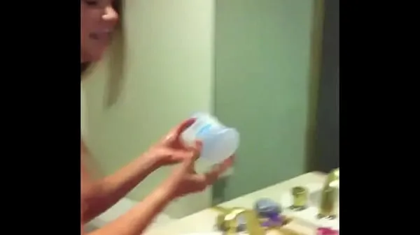 Frisk Girl shaving her friend's pussy for the first time mit rør