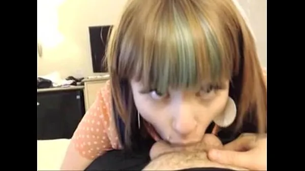 Frisk Chubby Tattooed Girl with bangs sucks limp dick to life mit rør