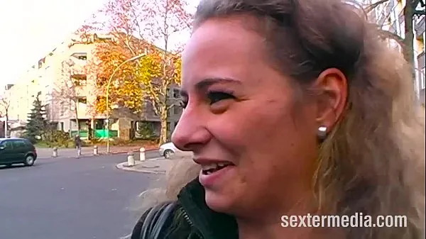 Frisk Women on Germany's streets mit rør
