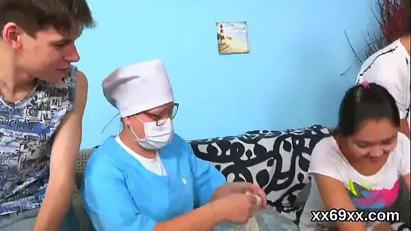 新鲜Man assists with hymen physical and drilling of virgin cutie我的管子