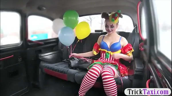 Φρέσκο Gal in clown costume fucked by the driver for free fare σωλήνα μου