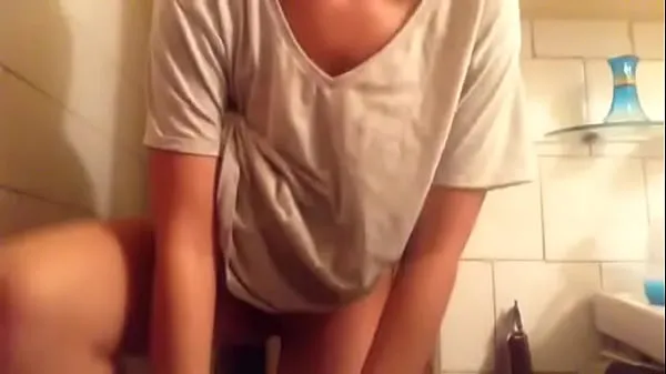 Frisk toothbrush masturbation - sexy wet girlfriend in bathroom mit rør