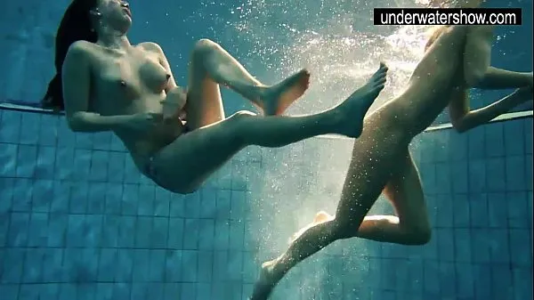 Tüpümün Two sexy amateurs showing their bodies off under water taze