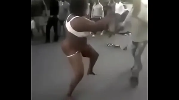 Tươi Woman Strips Completely Naked During A Fight With A Man In Nairobi CBD ống của tôi