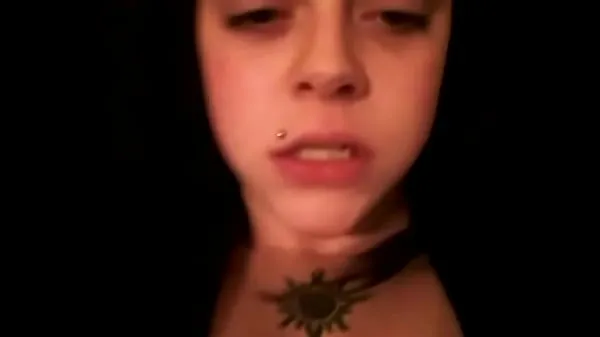 Färsk Chubby teen makes a video for her bf min tub