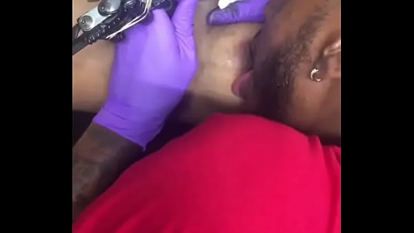 Frisk Horny tattoo artist multi-tasking sucking client's nipples mit rør