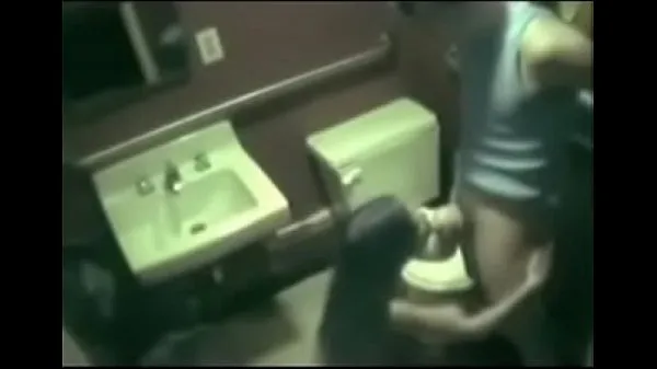 Frisk Voyeur Caught fucking in toilet on security cam from mit rør