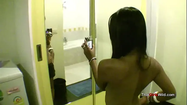 Färsk Horny Thai girl gives a lucky sex tourist some sex min tub