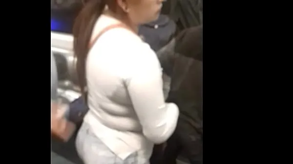 طازجة Milf culona en el metro de la ciudad de México أنبوبي
