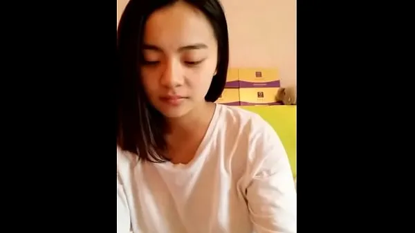 Friss Young Asian teen showing her smooth body a csövem