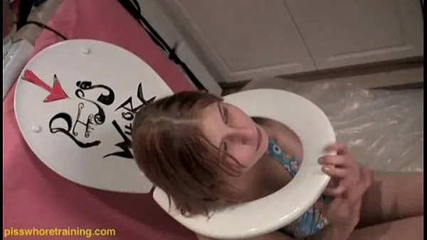 Frais Teen piss whore Dahlia licks the toilet seat clean mon tube