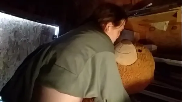 Frisk Fucking my teddy bear in the shed mit rør