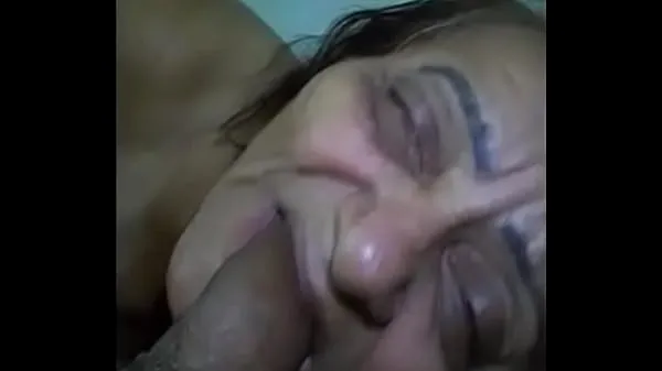 Frisk cumming in granny's mouth mit rør