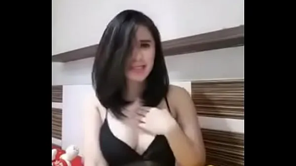 Sveže Indonesian Bigo Live Shows off Smooth Tits moji cevi