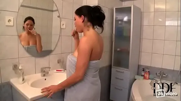 Segar Girl with big natural Tits gets fucked in the shower Tiub saya