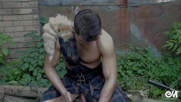 Frisk Cute shirtless guy in scottish kilt playing with cock after hard work mit rør