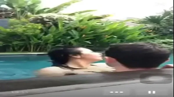 Φρέσκο Indonesian fuck in pool during live σωλήνα μου