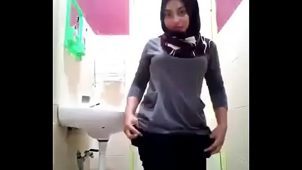 Frisk Aunt hijab masturbates in hot bathroom mit rør