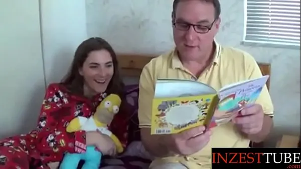 Färsk step Daddy Reads Daughter a Bedtime Story min tub