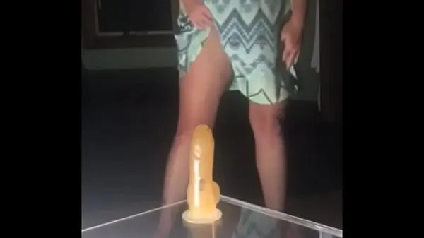 Φρέσκο Amateur Wife Removes Dress And Rides Her Suction Cup Dildo σωλήνα μου