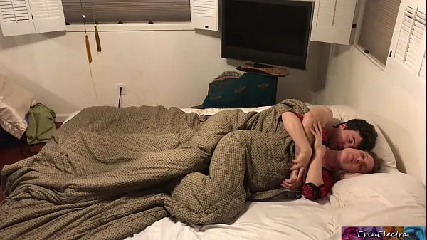 Segar Stepson and stepmom get in bed together and fuck while visiting family - Erin Electra Tiub saya