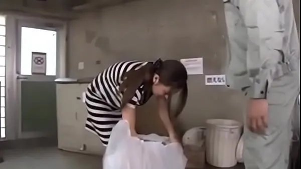 Segar Japanese girl fucked while taking out the trash Tiub saya