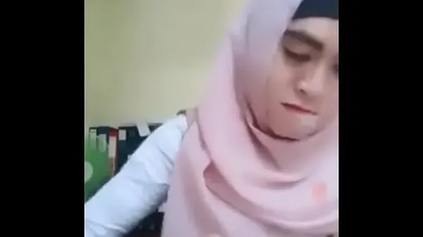 Sveže Indonesian girl with hood showing tits moji cevi