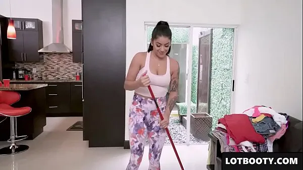 新鲜Phat booty latina brunette Mia Martinez is lewd PAWG agreed for few extra bucks to clean my house naked and she gets fucked我的管子