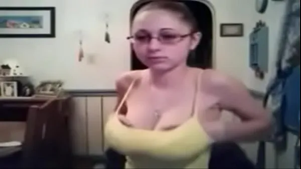 Φρέσκο Nerd girl flashes her big boobs on cam σωλήνα μου