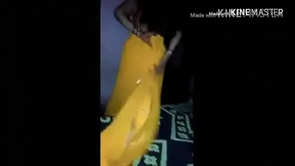 Färsk Indian hot horny Housewife bhabhi in yallow saree petticoat give blowjob to her bra sellers min tub