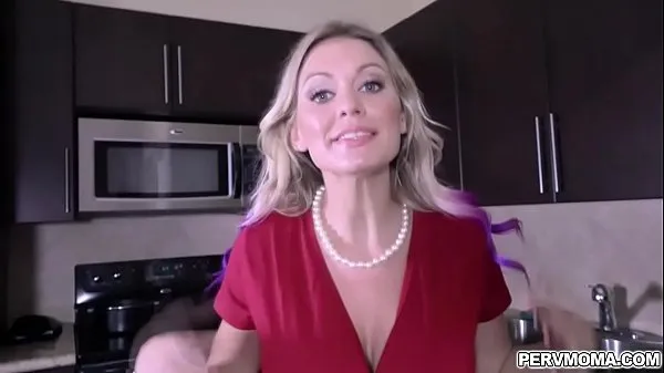 Sveže Stepmom Kenzie Taylor begs to deepthroats stepsons huge cock while wearing likes swallowing his boner and got loaded with a facial jizz moji cevi