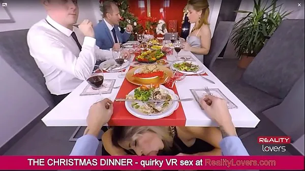 Färsk Blowjob under the table on Christmas in VR with beautiful blonde min tub