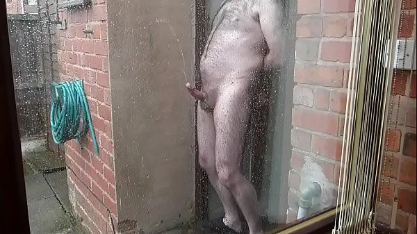 Frisk Pissing And Cumming In The Rain mit rør
