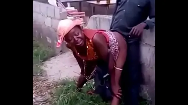 新鲜African woman fucks her man in public我的管子