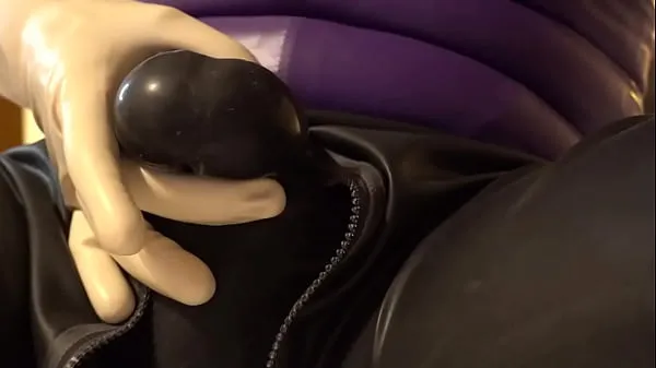Frisk LatexItaly shows his rubber cock mit rør