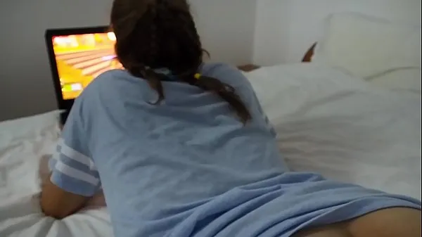 Frisk Gamer Girl Fucked while Playing WoW mit rør