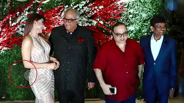 Friss Boney Kapoor grabbing Urvashi Rautela ass and boobs press live on camera a csövem