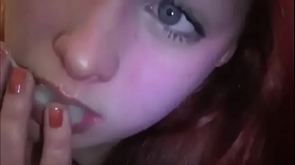 Friss Married redhead playing with cum in her mouth a csövem