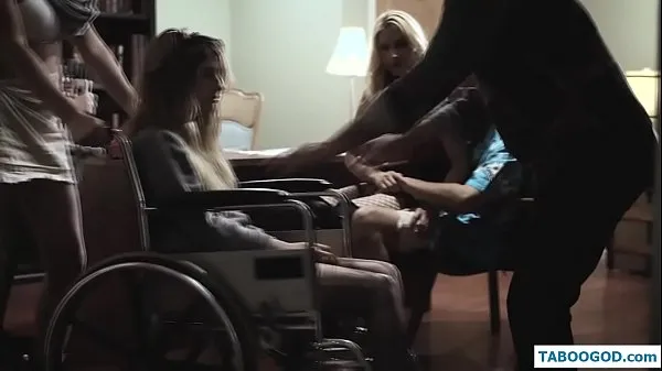 Čerstvé the girl in a wheelchair mé trubici