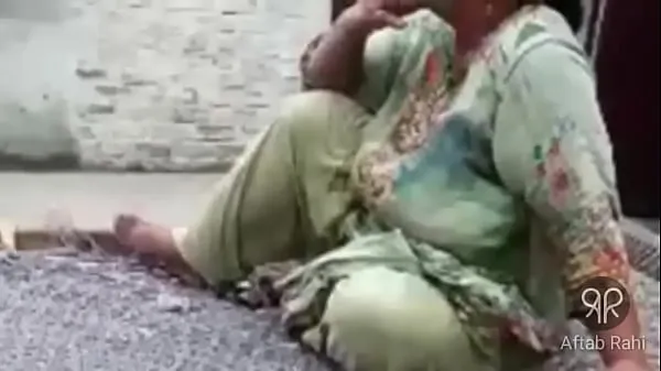 Friss Desi Hot Pakistani Aunty Smoking a csövem