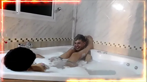 Fresh We finished recording and we continue filming the backstage of the rest in the jacuzzi, look how they wait to continue filming my Tube