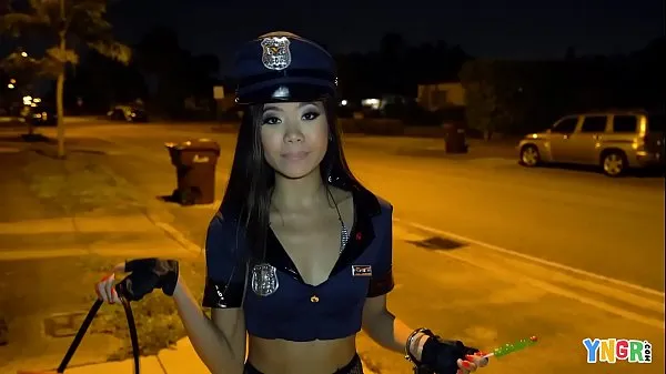 Frisk YNGR - Asian Teen Vina Sky Fucked On Halloween mit rør
