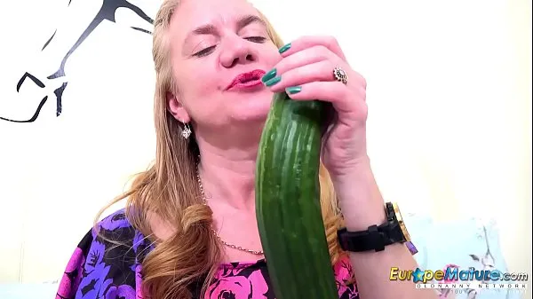 Färsk EuropeMaturE One Mature Her Cucumber and Her Toy min tub